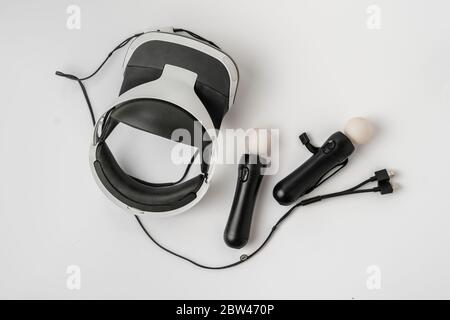 Draufsicht des VR-Glases auf der Farbfläche isoliert, einfach minimalistisch Stockfoto