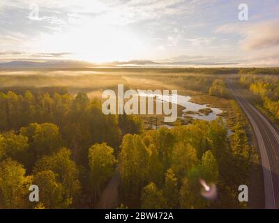 Alaska Route 3 aka George Parks Highway und Alaska Landschaft Luftaufnahme im Herbst mit dem Morgenlicht, im Süden des Denali State Park, USA. Stockfoto