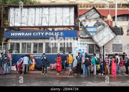 Kalkutta, Indien. Mai 2020. Menschen warten in Que auf den Bus.während die Phase 4 der Covid-19-Pandemie beginnt, bringen am 28. Mai 2020 mehrere Züge Migranten aus verschiedenen Staaten nach Westbengalen zurück. (Foto: Avimanyu Banerjee/Pacific Press/Sipa USA) Quelle: SIPA USA/Alamy Live News Stockfoto