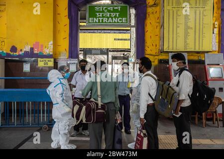 Kalkutta, Indien. Mai 2020. Migranten werden mit thermischen Tests getestet.während die Phase 4 der Covid-19-Pandemie beginnt, bringen am 28. Mai 2020 mehrere Züge Migranten aus verschiedenen Staaten nach Westbengalen zurück. (Foto: Avimanyu Banerjee/Pacific Press/Sipa USA) Quelle: SIPA USA/Alamy Live News Stockfoto