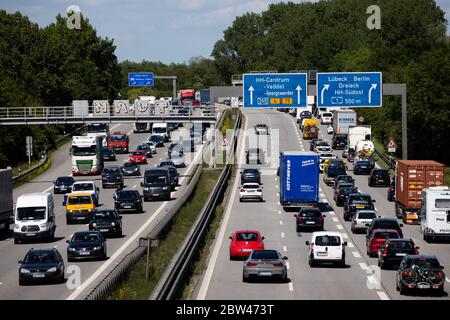 Hamburg, Deutschland. Mai 2020. Auf der Autobahn A1, die zwischen dem Kreuz Hamburg-Süd und Stillhorn in Richtung Norden fährt, kommen die Fahrzeuge nur langsam voran. Kredit: Christian Charisius/dpa/Alamy Live News Stockfoto