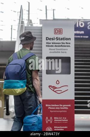 Berlin, Deutschland. Mai 2020. Ein Reisender steht vor einer 'dsi Station', einem Dispenser mit Desinfektionsmittel im Hauptbahnhof. Die Deutsche Bahn bereitet sich auf steigende Passagierzahlen in der Corona-Krise vor. Quelle: Paul Zinken/dpa-Zentralbild/dpa/Alamy Live News Stockfoto