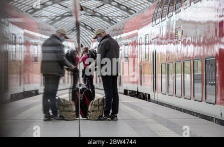 Berlin, Deutschland. Mai 2020. Die Fahrgäste stehen im Hauptbahnhof an einem Zug. Die Deutsche Bahn bereitet sich auf steigende Passagierzahlen in der Corona-Krise vor. Quelle: Paul Zinken/dpa-Zentralbild/dpa/Alamy Live News Stockfoto