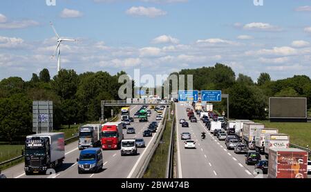 Hamburg, Deutschland. Mai 2020. Auf der Autobahn A1, die zwischen dem Kreuz Hamburg-Süd und Stillhorn in Richtung Norden fährt, kommen die Fahrzeuge nur langsam voran. Kredit: Christian Charisius/dpa/Alamy Live News Stockfoto