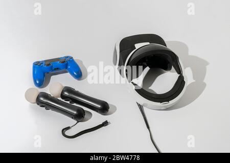 Draufsicht des VR-Glases auf der Farbfläche isoliert, einfach minimalistisch Stockfoto