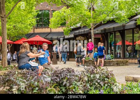 Shopping plaza an der Main Street in Highlands, NC, einem beliebten Bergresort im Südwesten von North Carolina. (USA) Stockfoto