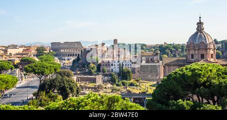 Forum Romanum und Kolosseum Blick vom Kapitol in Italien, Rom. Reisewelt Stockfoto