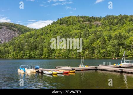 Sapphire Valley Boat House & Beach am Fairfield Lake im Sapphire Valley Resort in Sapphire, North Carolina, in der Nähe von Cashiers. (USA) Stockfoto