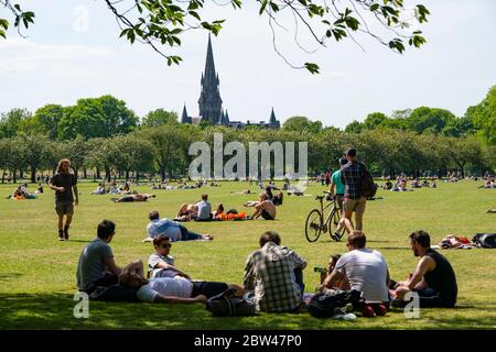 Edinburgh, Schottland, Großbritannien. 29 Mai 2020. Sonnenschein und Temperaturen von 23C im Stadtzentrum von Edinburgh. Der Meadows Park ist voll mit öffentlichen Nutzung der neuen entspannten Covid-19 Regeln, die Sonnenbaden ermöglichen. Iain Masterton/Alamy Live News Stockfoto