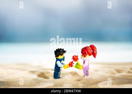LEGO Minifiguren am Sandstrand. Zwei Erwachsene mit Schutzmaske haben Datum. Konzept der sozialen Distanzierung. Weichstellung. Lwiw, Stockfoto