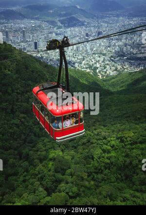 CARACAS, VENEZUELA, 1988 - die Seilbahn Teleferico steigt Avila an, mit Blick auf Caracas. Stockfoto