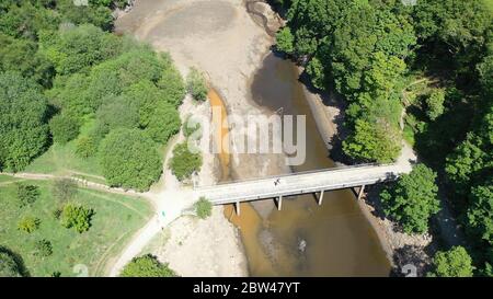 Luftaufnahme des Jumbles Reservoir in Nordwestengland, wo der Wasserstand in diesem Monat gefallen ist. Stockfoto