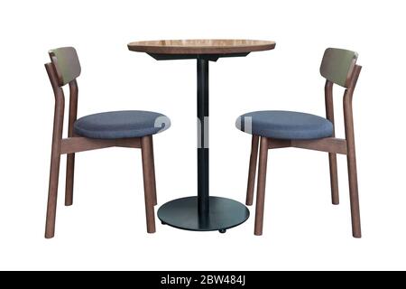 Moderner Tisch mit Stahlbein und Stuhl mit Stoffkissen isoliert auf weißem Hintergrund, Arbeit mit Clipping-Pfad. Stockfoto