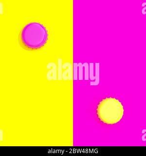 Farbige Kronkorken auf einem flachen, zweifarbigen Hintergrund. 3d-Rendering. Niemand da. Spiel der Kontraste und Farben. Stockfoto