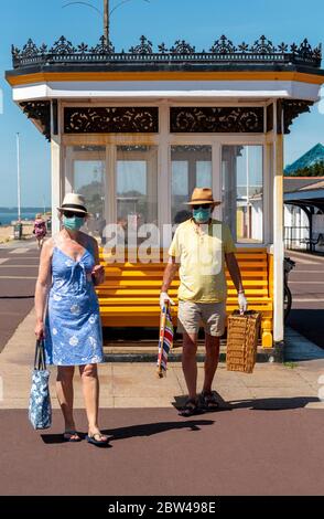 Southsea, Portsmouth, England, Großbritannien. Mai 2020. Ein Paar besucht die Küstenstadt Southsea mit Masken zum Schutz während des Covid-19 Ausbruchs. Stockfoto