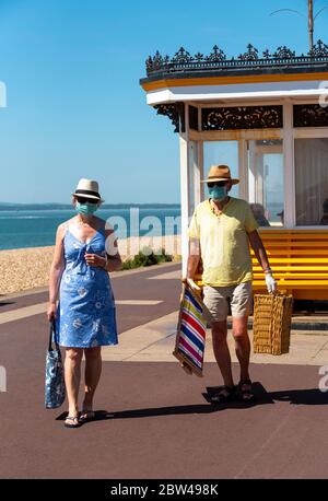 Southsea, Portsmouth, England, Großbritannien. Mai 2020. Ein Paar besucht die Küstenstadt Southsea mit Masken zum Schutz während des Covid-19 Ausbruchs. Stockfoto