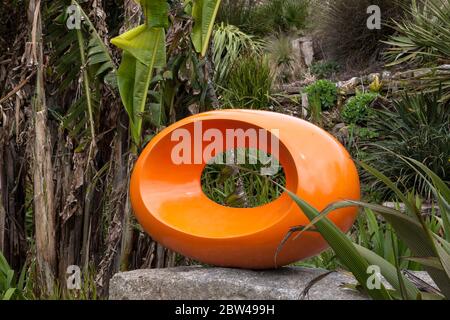 'Agent Orange' von Tom Leaper, Tremenheere Sculpture Garden, Penzance, Cornwall, Großbritannien Stockfoto