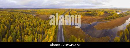 Alaska Route 3 aka George Parks Highway und Alaska Landschaft Luftaufnahme im Herbst mit dem Morgenlicht, im Süden des Denali State Park, USA. Stockfoto