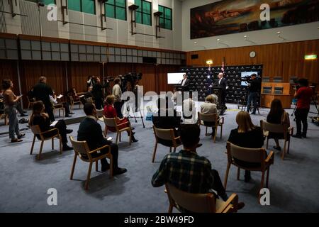 Canberra, Australien. Mai 2020. Der australische Premierminister Scott Morrison und der Chief Medical Officer Brendan Murphy nehmen an einer Pressekonferenz in Canberra, Australien, am 29. Mai 2020 Teil. Australien bleibt im Kampf gegen COVID-19 "auf Kurs", sagte Premierminister Scott Morrison am Freitag. Kredit: Chu Chen/Xinhua/Alamy Live News Stockfoto