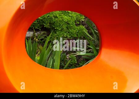 'Agent Orange' von Tom Leaper, Tremenheere Sculpture Garden, Penzance, Cornwall, Großbritannien Stockfoto