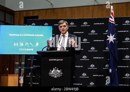 Canberra, Australien. Mai 2020. Brendan Murphy, Chief Medical Officer von Australien, spricht auf einer Pressekonferenz in Canberra, Australien, am 29. Mai 2020. Australien bleibt im Kampf gegen COVID-19 "auf Kurs", sagte Premierminister Scott Morrison am Freitag. Kredit: Chu Chen/Xinhua/Alamy Live News Stockfoto