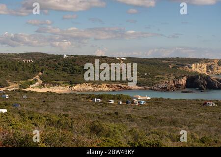 Wohnmobil-Vans in Praia da Ingrina Strand in Algarve, Portugal Stockfoto