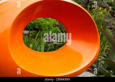 'Agent Orange' von Tom Leaper, Tremenheere Sculpture Garden, Penzance, Cornwall, Großbritannien Stockfoto