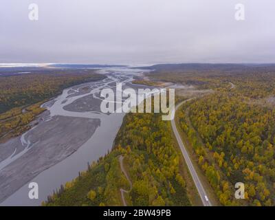 Alaska Route 3 aka George Parks Highway und Susitna River Luftaufnahme im Herbst, im Denali State Park, Alaska AK, USA. Stockfoto