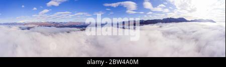 Denali und Alaska Range Berge Luftaufnahme über die Wolke im Herbst, in der Nähe Denali State Park, Alaska AK, USA. Stockfoto