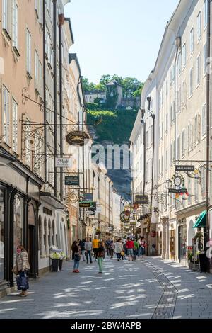 Österreich, Stadt Salzburg, Blick in die Getreidegasse vom Hagenauerplatz Stockfoto