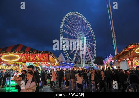 Menschenmassen an Essensständen und Fahrgeschäften, Winter Wonderland, Hyde Park, London, Großbritannien Stockfoto