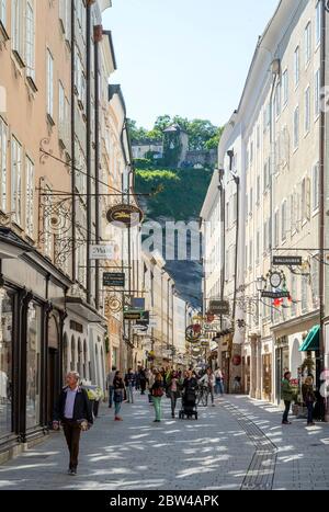Österreich, Stadt Salzburg, Blick in die Getreidegasse vom Hagenauerplatz Stockfoto