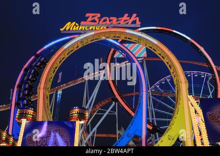 Barth's Olympia Looping, oder München Looping bei Nacht, beleuchtete, größte tragbare Stahl-Achterbahn der Welt im Winter Wonderland, Hyde Park, Stockfoto