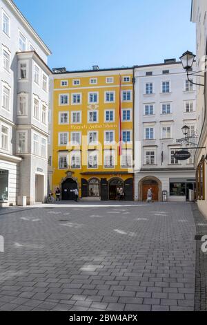 Österreich, Stadt Salzburg, Blick über den Hagenauerplatz zum sogenannten „Hagenauer Haus“ in der Getreidegasse 9. Hier erblickte Wolfgang Amadeus Moza Stockfoto