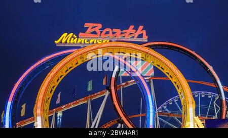 Barth's Olympia Looping, oder München Looping bei Nacht, beleuchtete, größte tragbare Stahl-Achterbahn der Welt im Winter Wonderland, Hyde Park, Stockfoto