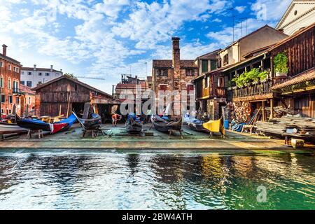 Alte und historische Gondelwerft in Venedig Stockfoto