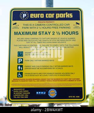 Nahaufnahme von Euro-Parkplätzen Schild isoliert im Freien in UK Supermarkt informieren Kunden über die zweieinhalb Stunden Frist. Stockfoto