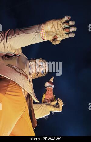 Eine riesige bayerische Männerfigur in traditioneller Lederhosen-Kleidung begrüßt die Besucher im Bavarian Village, Winter Wonderland, Hyde Park, London Stockfoto