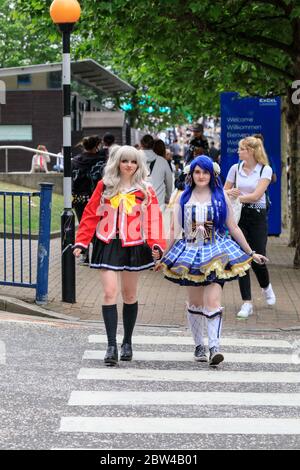 Cosplayer in Kostüm auf Zebrastreifen vor der MCM comicon 2019 Convention, London, UK Stockfoto