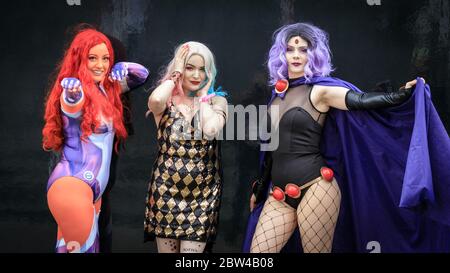 Drei Cosplayer posieren in ihren DC Comics Charakter Outfits auf der MCM Comicon Convention, London, UK Stockfoto