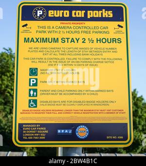 Nahaufnahme von Euro-Parkplätzen Schild isoliert im Freien in UK Supermarkt informieren Kunden über die zweieinhalb Stunden Frist. Stockfoto
