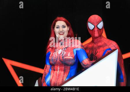 Spiderman und Spiderwoman posieren zusammen auf der MCM Comicon Cosplayer Convention, Excel London, UK Stockfoto