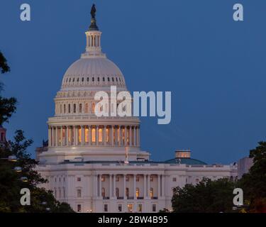 US Capitol Building in Washington, DC bei Dämmerung mit tiefem blauen Himmel Stockfoto