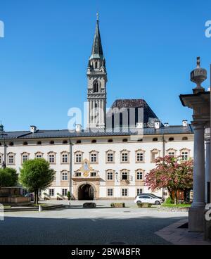 Österreich, Stadt Salzburg, Stift St. Peter, Innenhof, im Hintergrund Turm der Franziskanerkirche Stockfoto