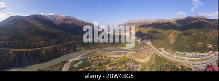 Denali National Park, Nenana River und Alaska Route 3 aka George Parks Highway Luftaufnahme im Herbst, bei Denali Village, Alaska AK, USA. Stockfoto