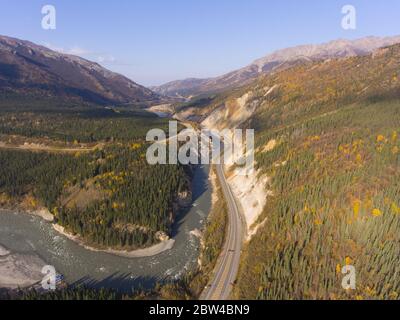 Denali National Park, Nenana River und Alaska Route 3 aka George Parks Highway Luftaufnahme im Herbst, bei Denali Village, Alaska AK, USA. Stockfoto