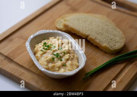 Deutscher bayerischer Biergarten Käseaufstrich mit Camembert, Butter, Bier, Paprika und Seelöwen auf Holzhintergrund mit hausgemachtem Sauerteig Brot Stockfoto