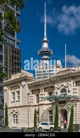 AVANI Auckland Metropolis Residences, Hotel in der Kitchener Street, Sky Tower in distance, Downtown of Auckland, North Island, Neuseeland Stockfoto