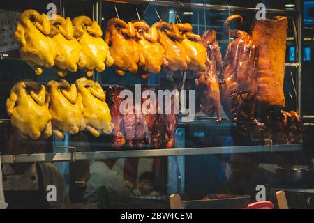 Hongkong - November 2019: Gebratene Enten, peking-ente und Gänsebraten, ein gemeinsames Bild im Restaurantfenster von Hongkong Stockfoto