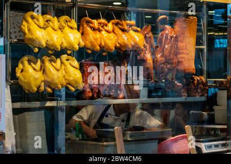 Hongkong - November 2019: Gebratene Enten, peking-ente und Gänsebraten, ein gemeinsames Bild im Restaurantfenster von Hongkong Stockfoto